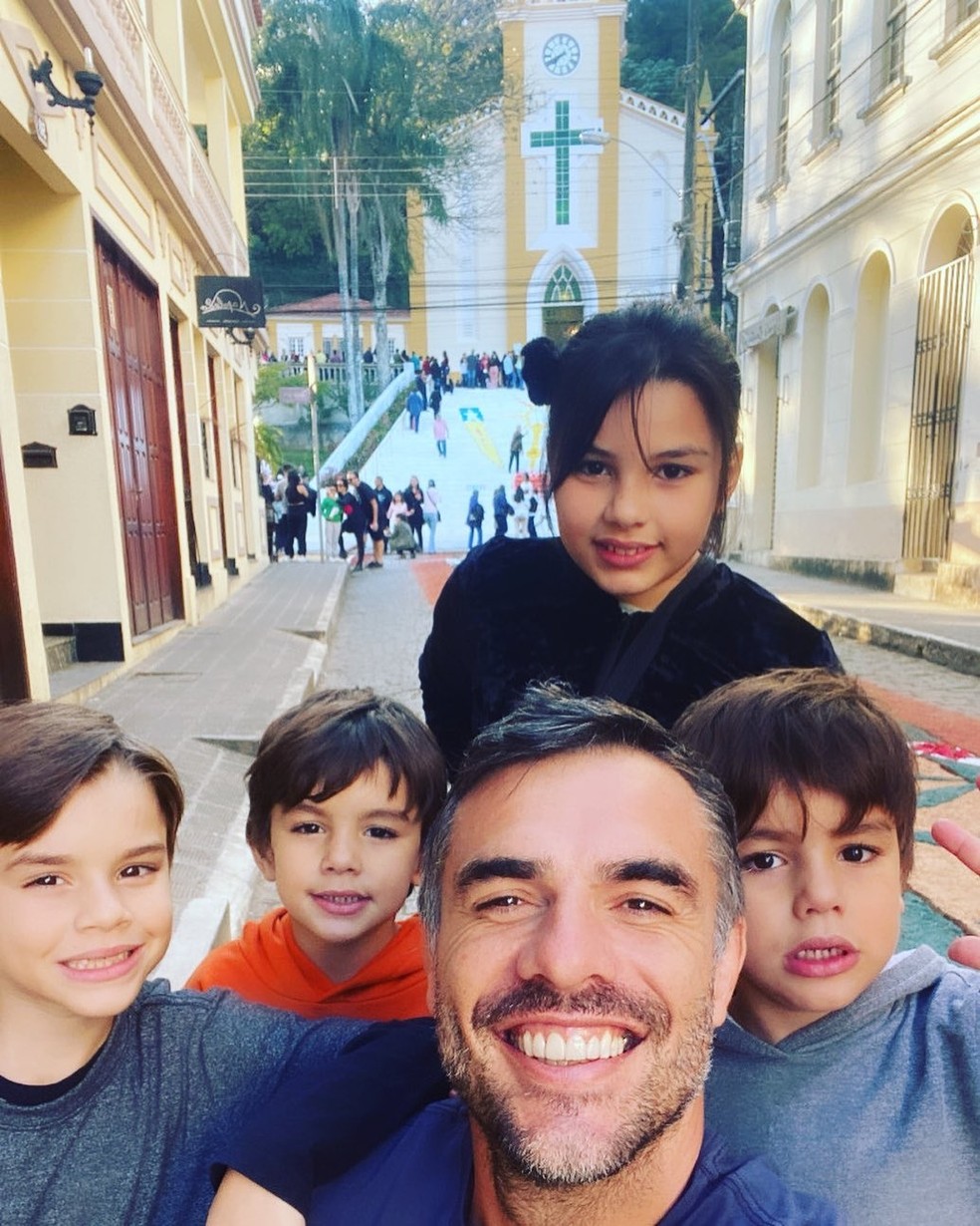 Daniel Saullo e filhos — Foto: Reprodução/Instagram
