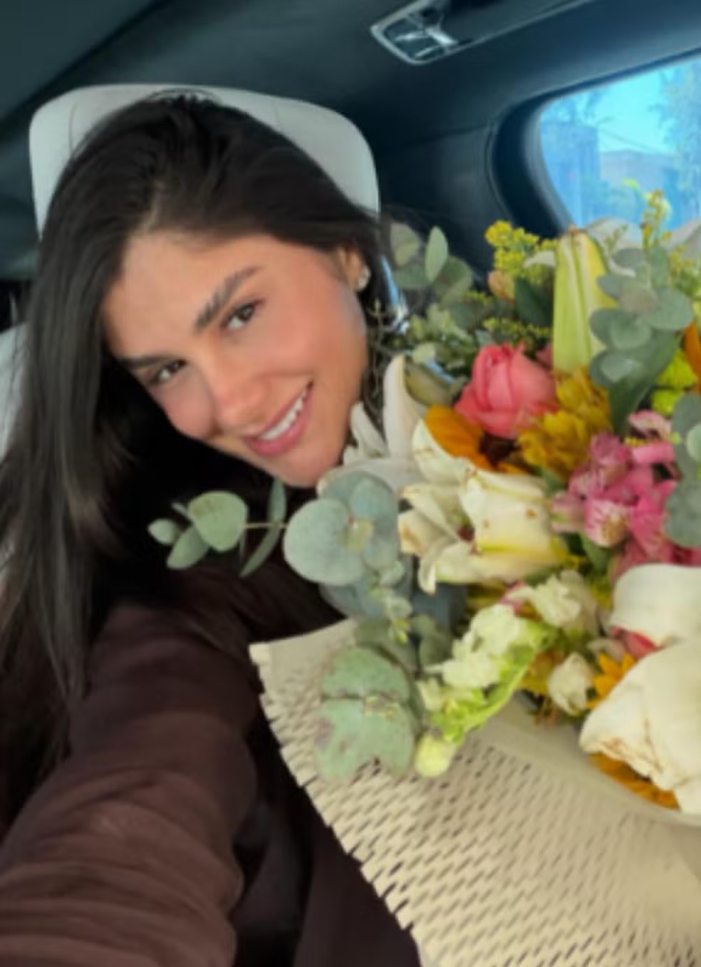 Ingra recebeu flores de Zé Vaqueiro — Foto: Reprodução/Instagram