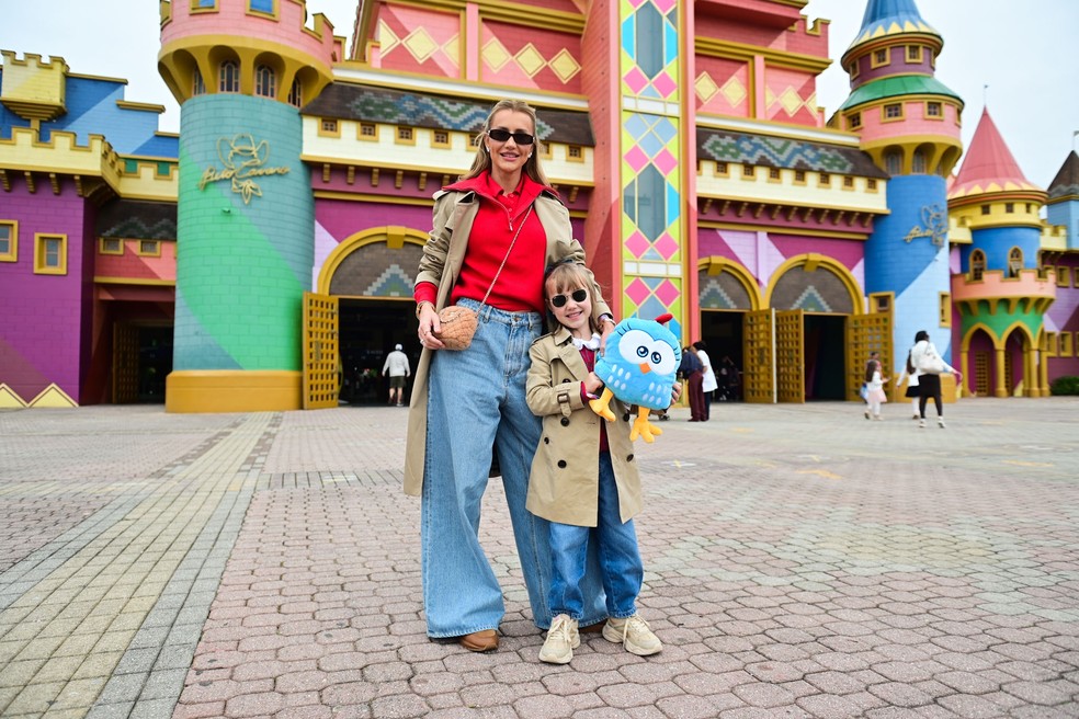 Ana Paula Siebert e Vicky no Beto Carrero World — Foto: Leo Franco / AgNews