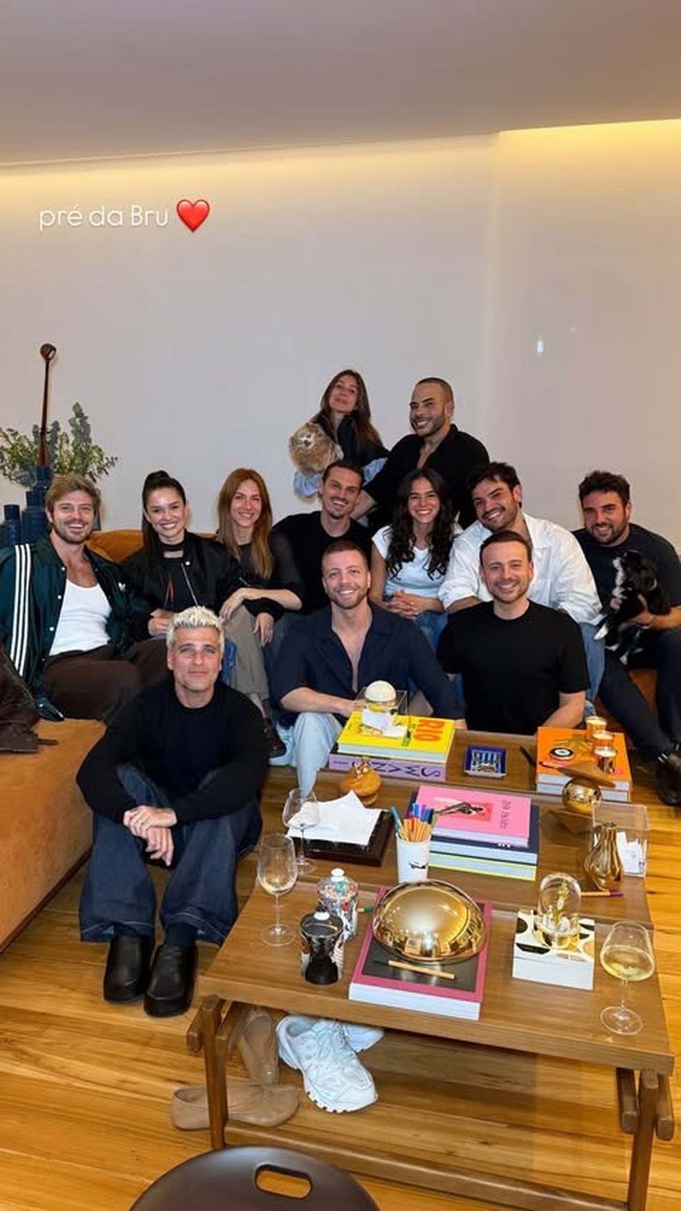 Bruna Marquezine reúne famosos em encontro pré-festa de aniversário — Foto: Reprodução/Instagram