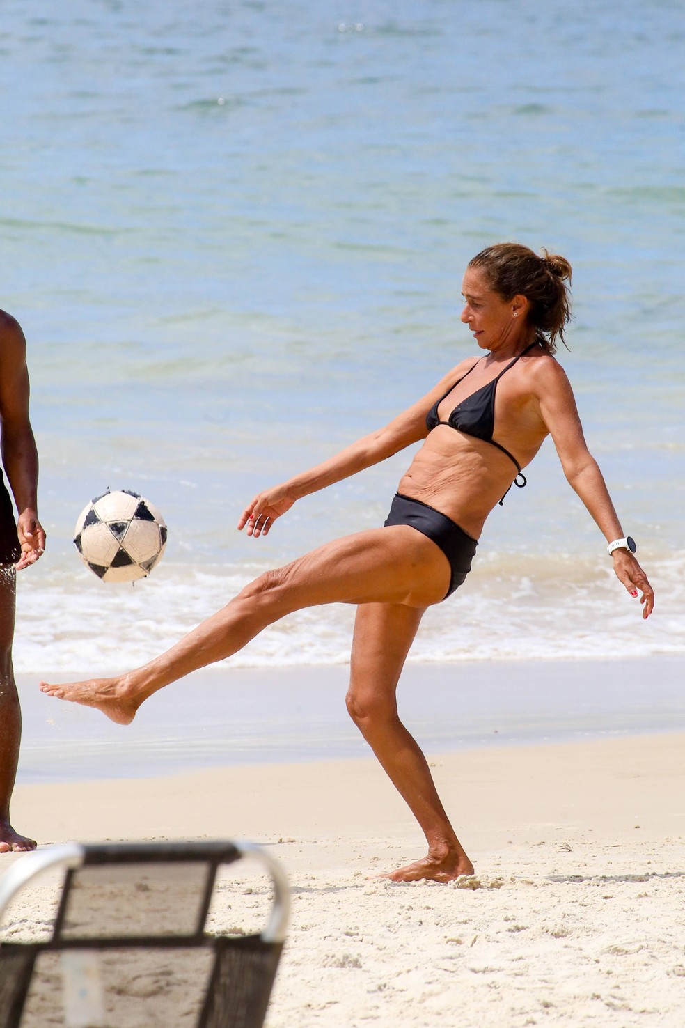 Andr&eacute;a Beltr&atilde;o joga bola na Praia de Copacabana &mdash; Foto: JC Pereira/AgNews