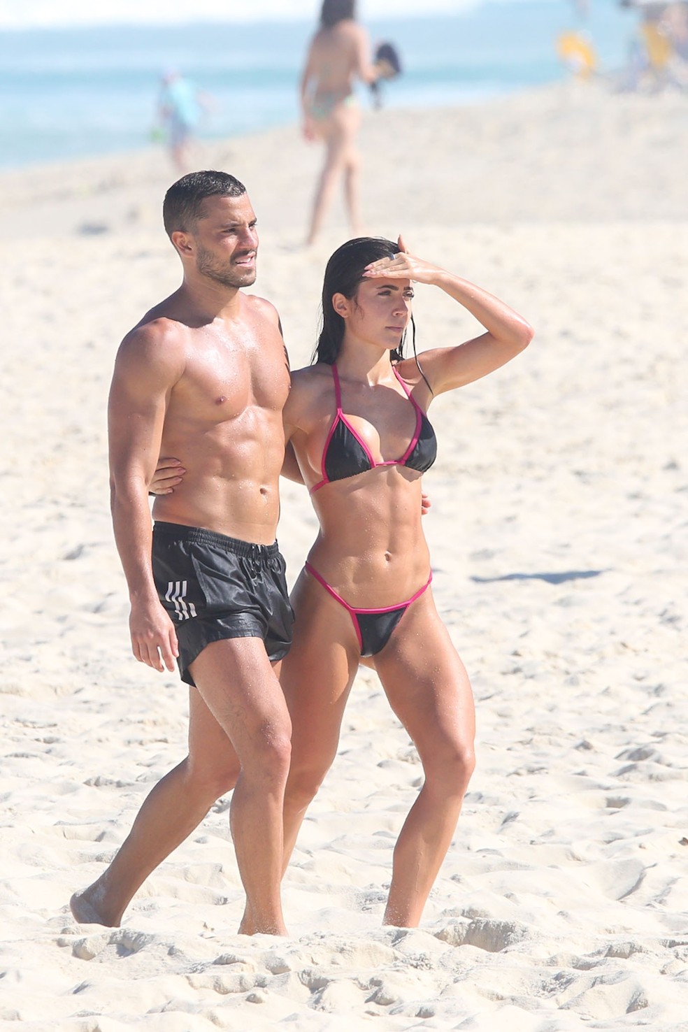 Jade Picon e André Lamoglia na praia da Barra da Tijuca — Foto: Dilson Silva/Agnews