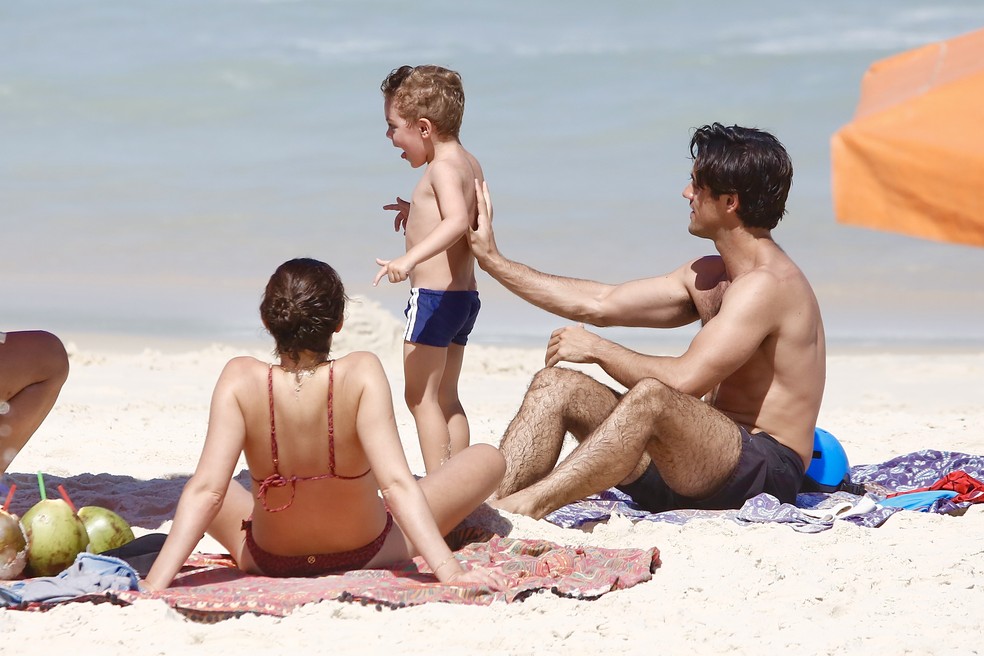 Felipe Simas aproveita praia no Rio com a família — Foto: AgNews /Fabrício Pioyani