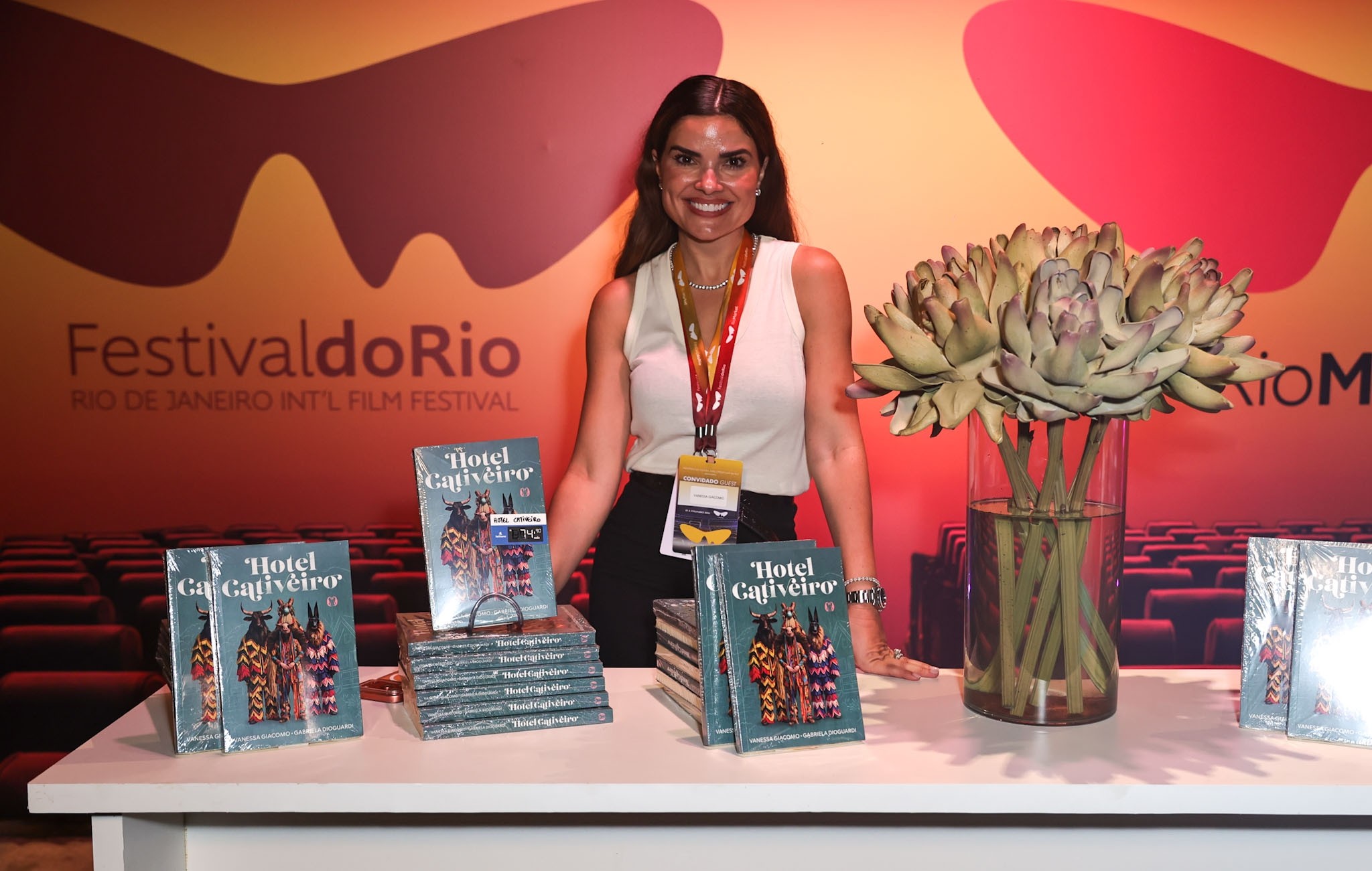 Em temporada pelo Brasil, Vanessa Giácomo autografa livros no Rio de Janeiro