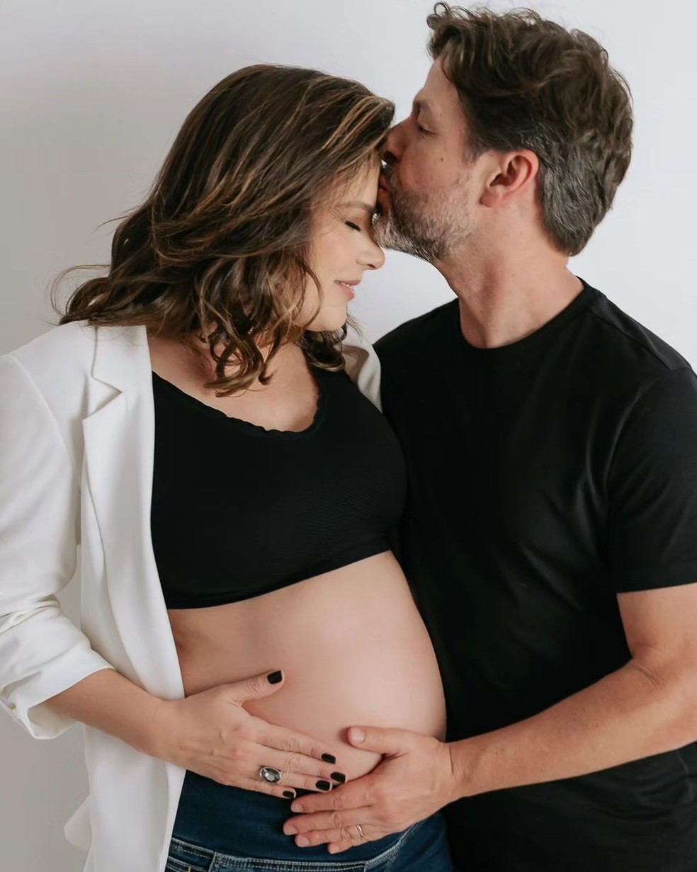 Grávida, Michelle Loreto se declara ao namorado e revela susto com bebê