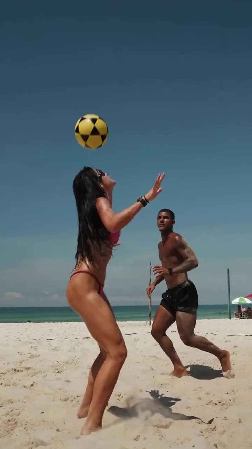 Jade Picon joga futevôlei na praia — Foto: Reprodução/Instagram