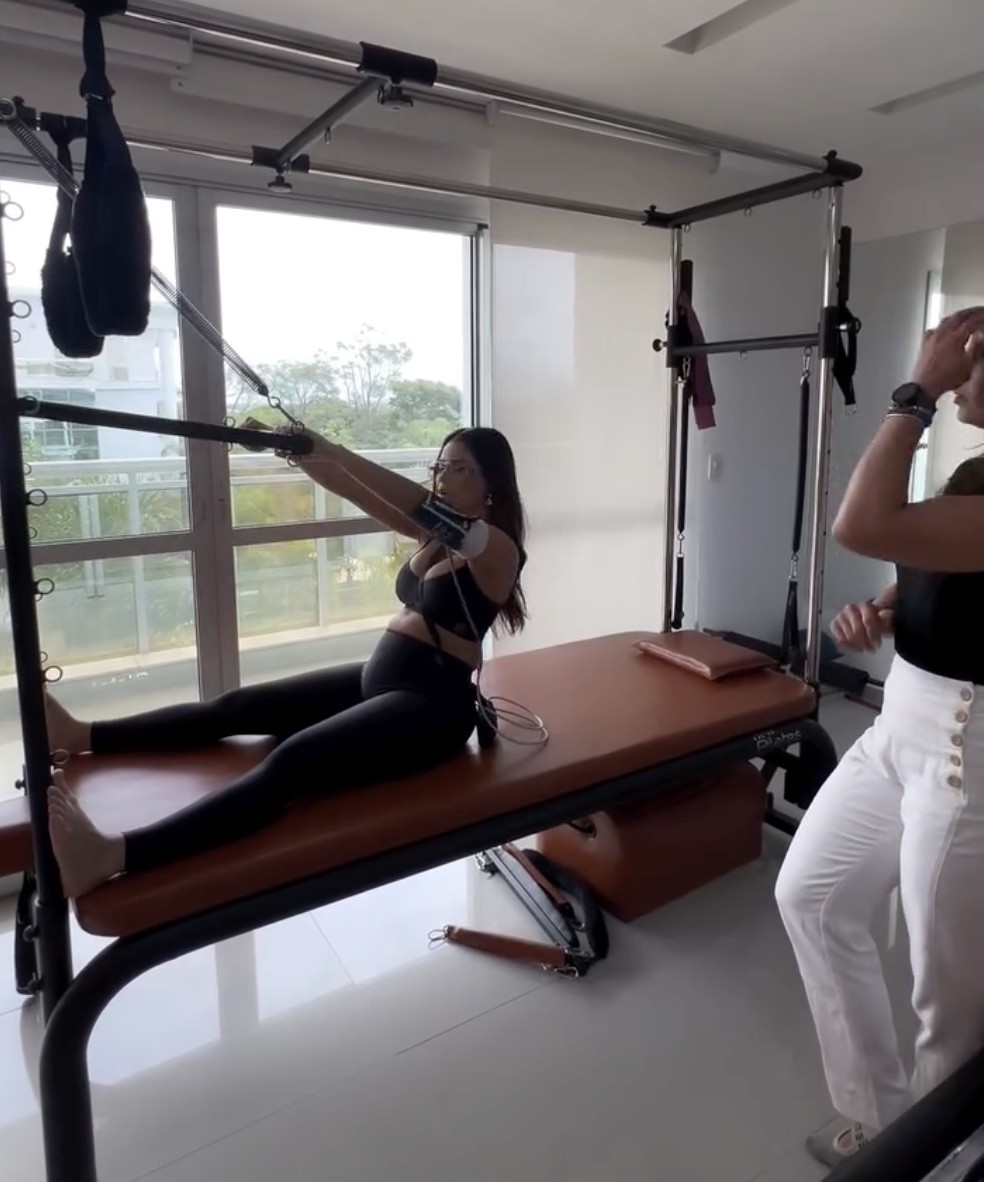 De top e com barriga de gravidez à mostra, Lexa pratica pilates