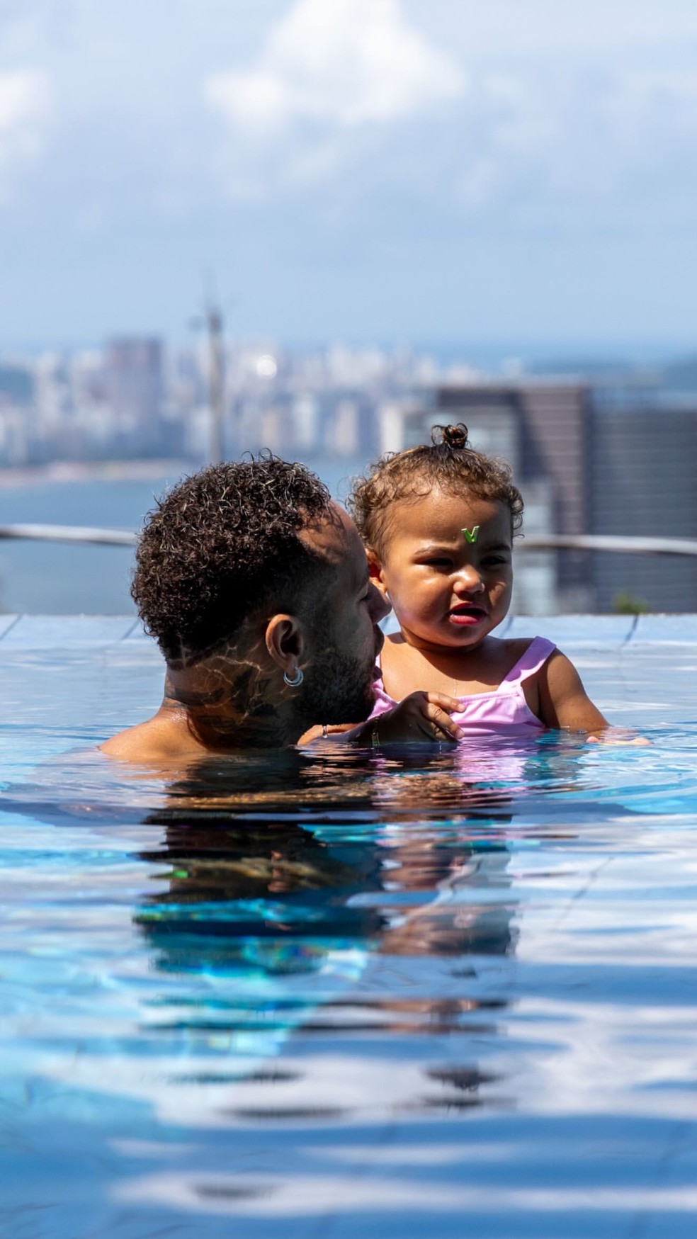 Neymar toma banho de piscina com a filha, Mavie &mdash; Foto: Reprodu&ccedil;&atilde;o/ Instagram