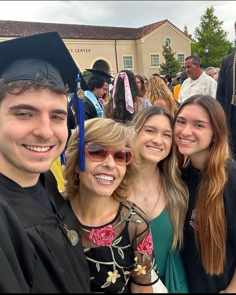 João Augusto Liberato com a mãe, Rose Miriam, e as irmãs, Sofia e Marina, nos Estados Unidos em 2024 — Foto: Reprodução/Instagram