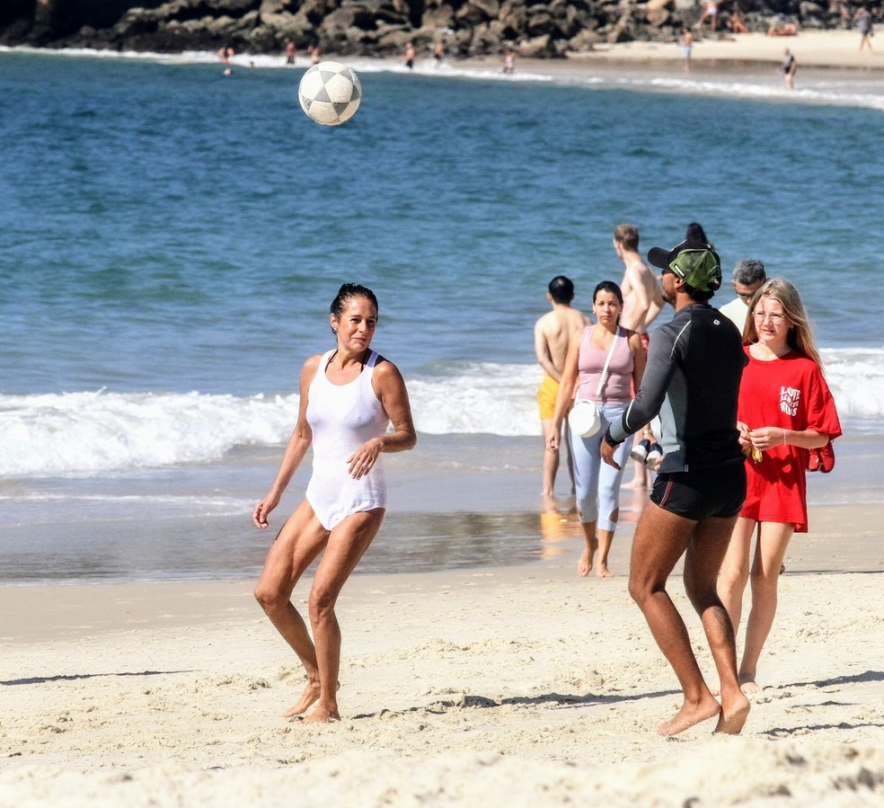Andréa Beltrão joga futevôlei na praia — Foto: Dan Delmiro/AgNews