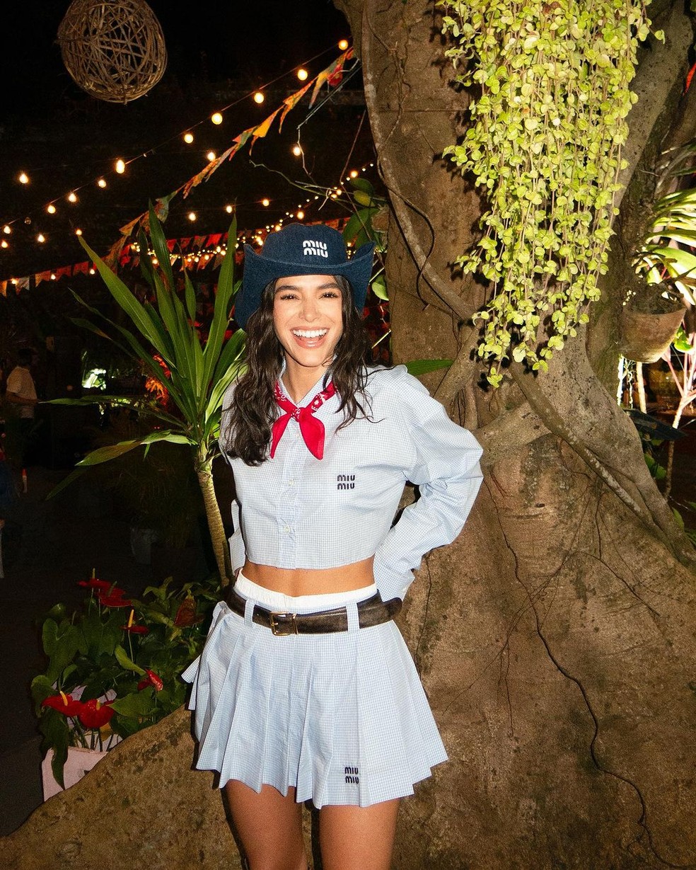 Bruna Marquezine abre lbum com detalhes de festa junina que teve