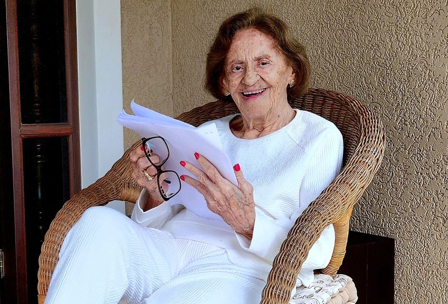 Aos 96 anos, Laura Cardoso lê roteiro e fãs comemoram: 'Volta, volta!'