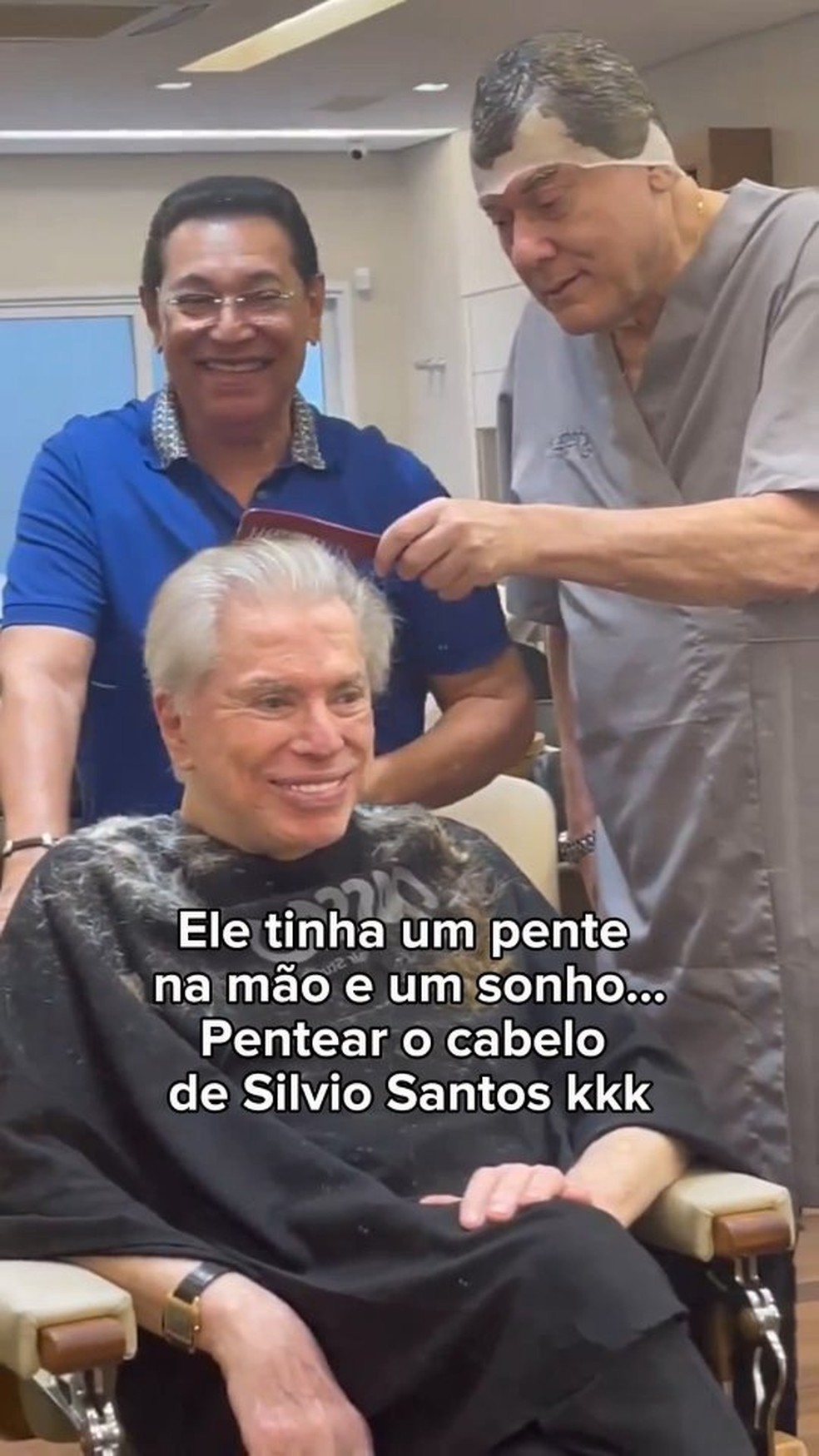 Milton Neves 'realiza sonho' de pentear cabelos de Silvio Santos — Foto: Reprodução/Instagram