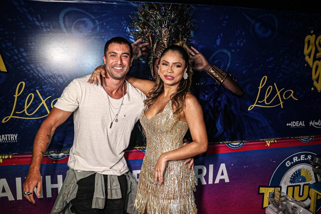 Após dizer em show que não está solteira, Lexa posa em clima íntimo com ...