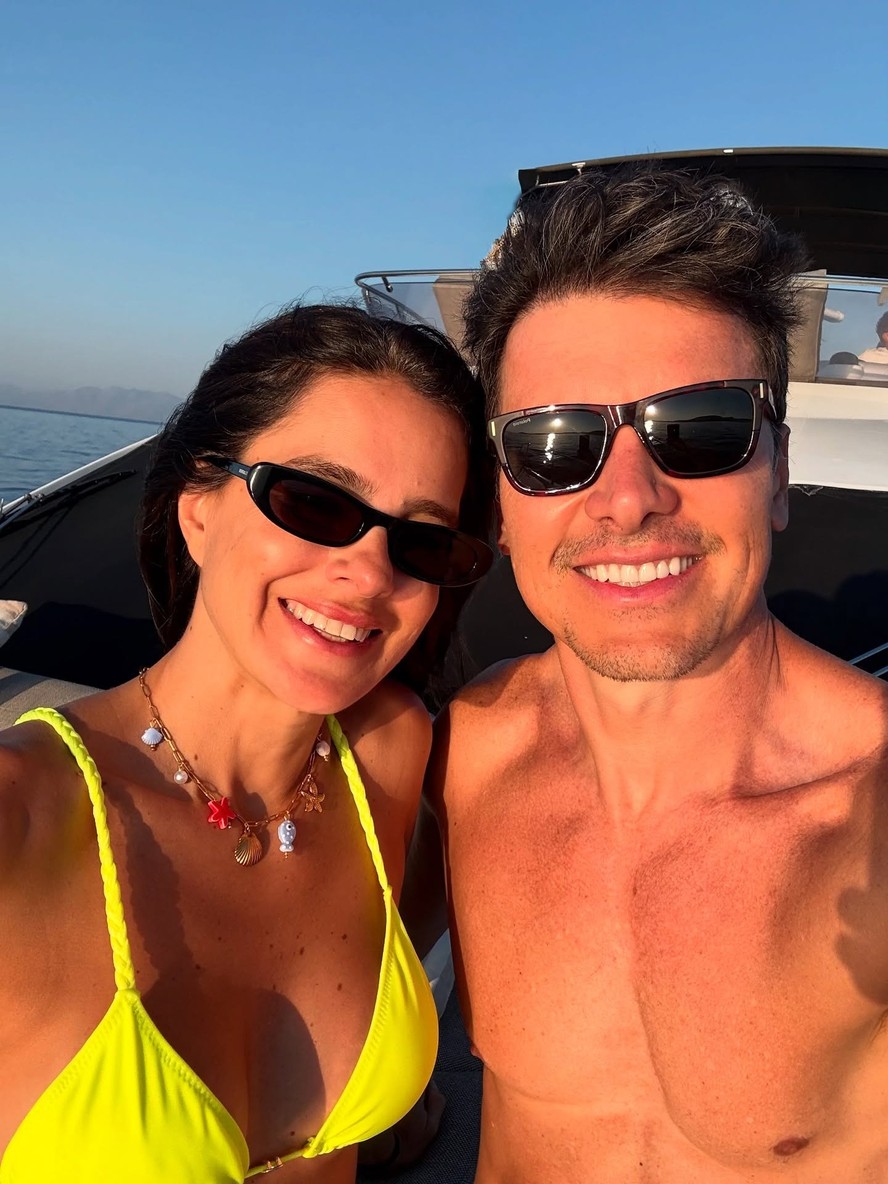 Sorridentes, Rodrigo Faro e Vera Viel curtem passeio de barco na Grécia e exibem abdomens definidos