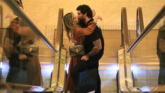 Jesus Luz e nova namorada trocam beijos em shopping no Rio