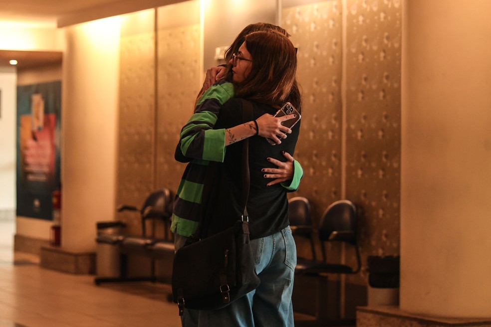 Filha e viúva de Edward Boggiss — Foto: Victor Chapetta/BrazilNews