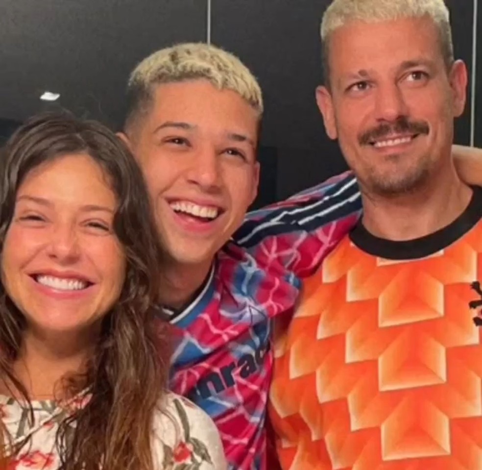 Vitor Abate entre os pais, Priscila Sol e Kauê Abate — Foto: Reprodução/Instagram