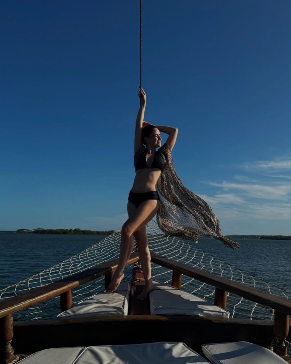 De férias na Bahia, Fernanda Vasconcellos faz charme de biquíni na proa ...