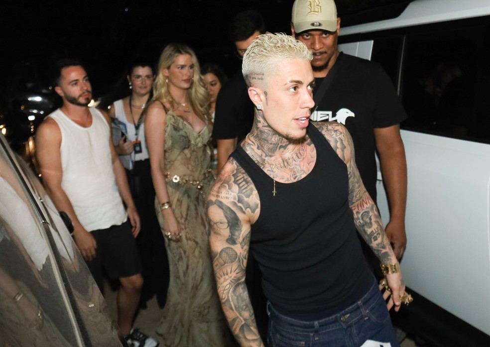 Yamsin Brunet e Mc Daniel chegam juntos a show &mdash; Foto: Clayton Felizardo/Brazilnews