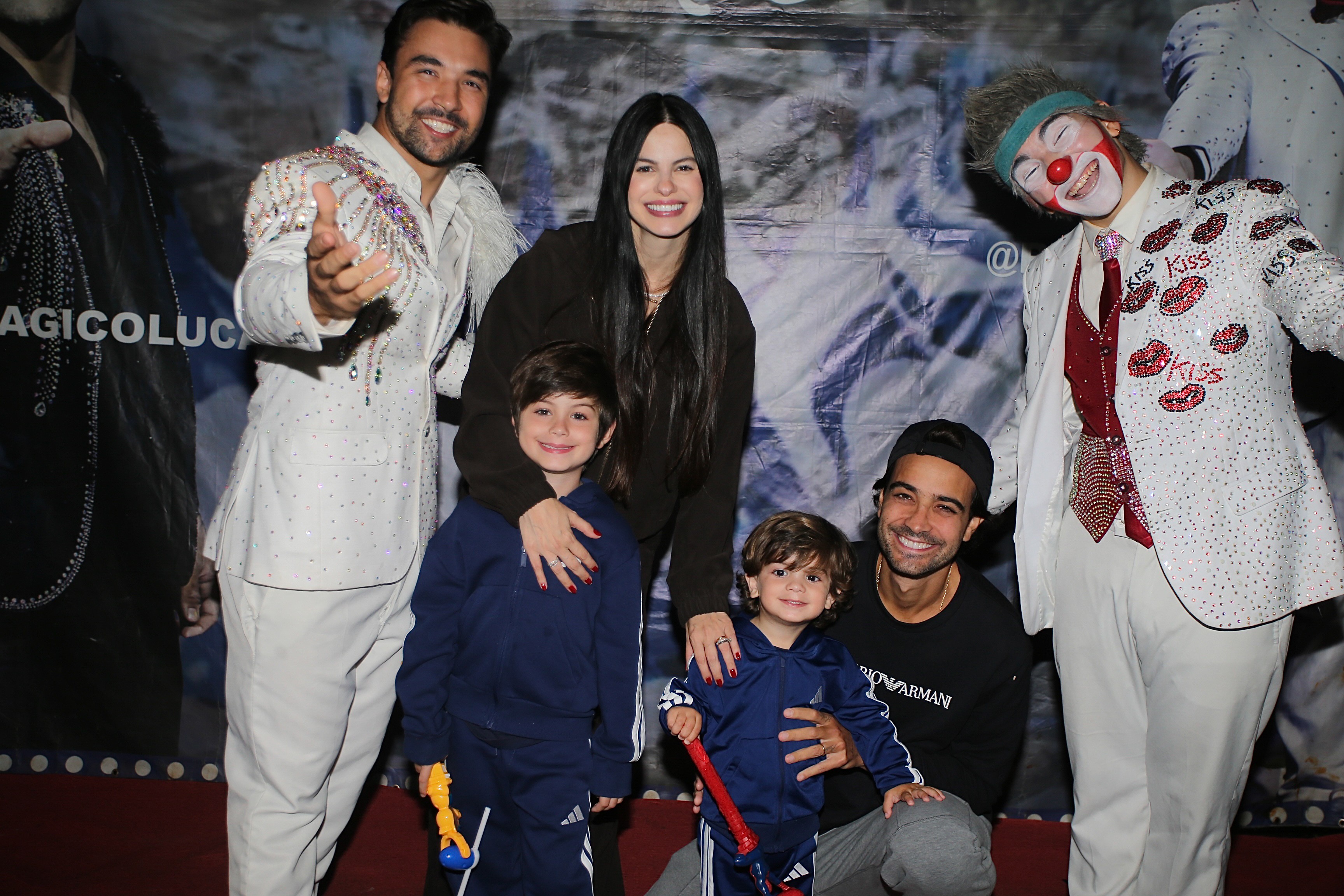 Sthefany Brito leva filhos ao circo