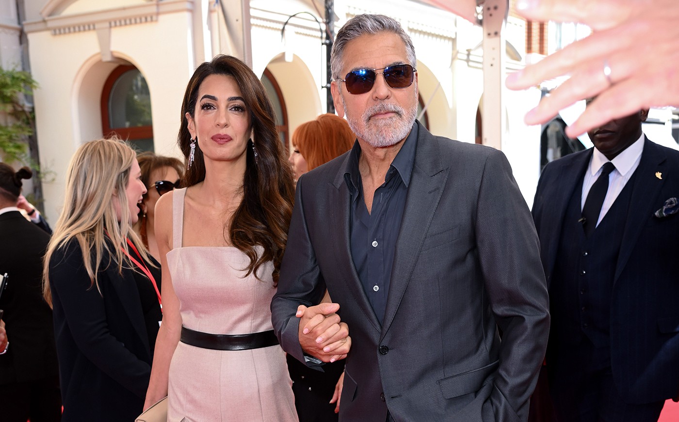 George Clooney rouba a cena durante tapete vermelho de premiação em Londres