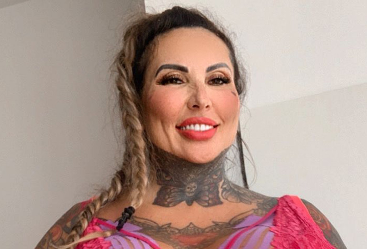 Sabrina Boing Boing posa de sutiã extra GG após 6 litros de silicone ...
