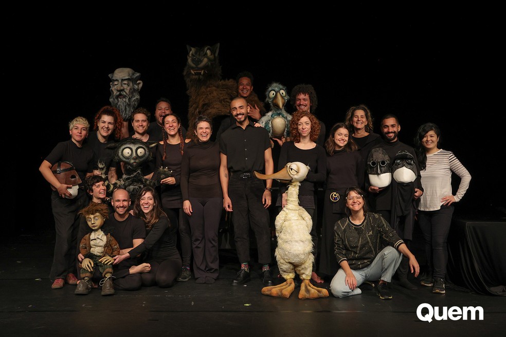 Elenco e produção do espetáculo 'Pedro e o Lobo' — Foto: Rafael Cusato/ Quem