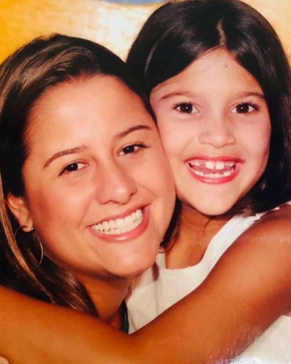 Giulia Costa aparece em foto rara com irmã, filha de Renata Sorrah