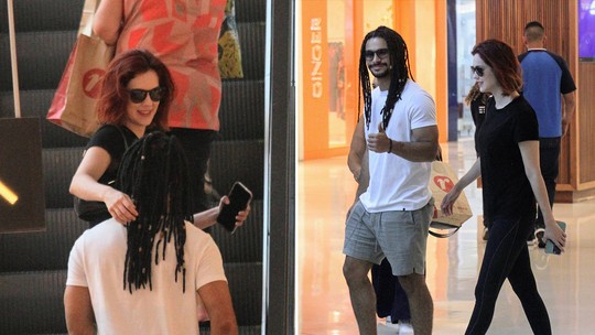 Sérgio Malheiros e Sophia Abrahão trocam carinhos em shopping no Rio
