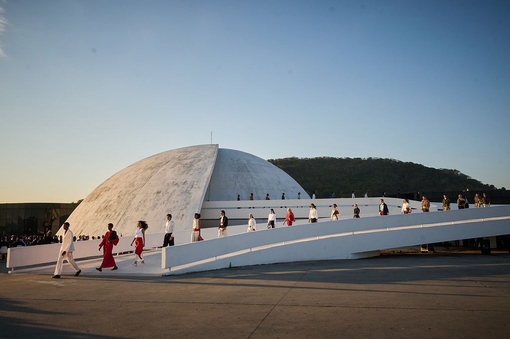 Carnan se une à Fundação Niemeyer para primeiro desfile da marca, em Niterói; veja a coleção - Foto