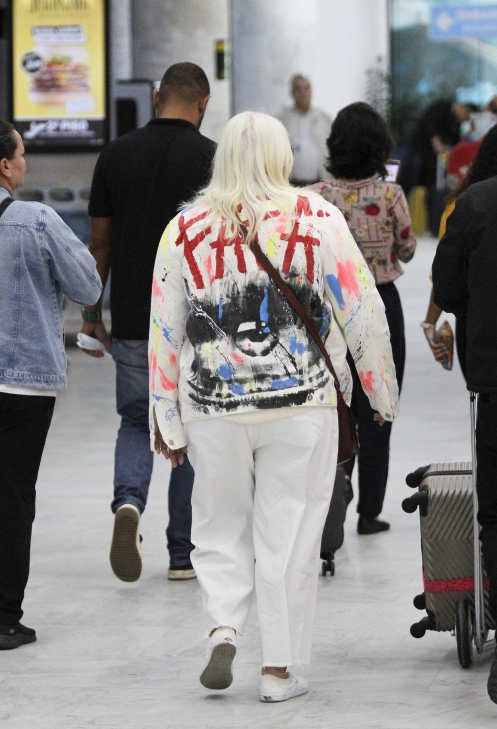 Fafá de Belém desembarca no Rio usando look personalizado