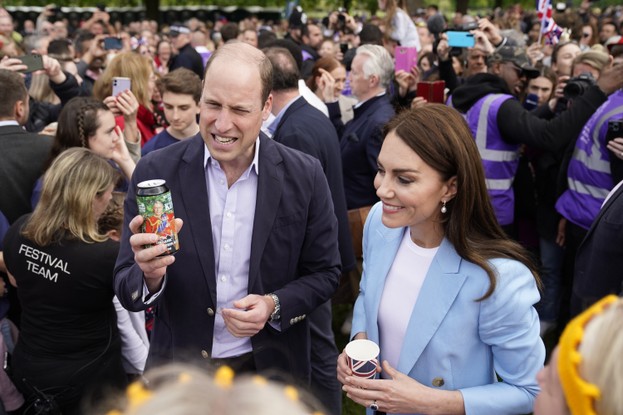 Príncipe William e Kate Middleton conversam com o público durante caminhada onde acontecerá show pela coroação do rei Charles III