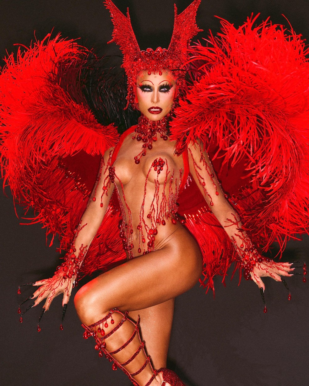 Sabrina Sato mostra fantasia de Rainha VampVila no desfile pela Vila  Isabel no Carnaval 2025