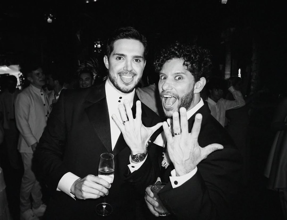 Os noivos Igor Cosso e Heron Leal em festa de casamento — Foto: André Nicolau