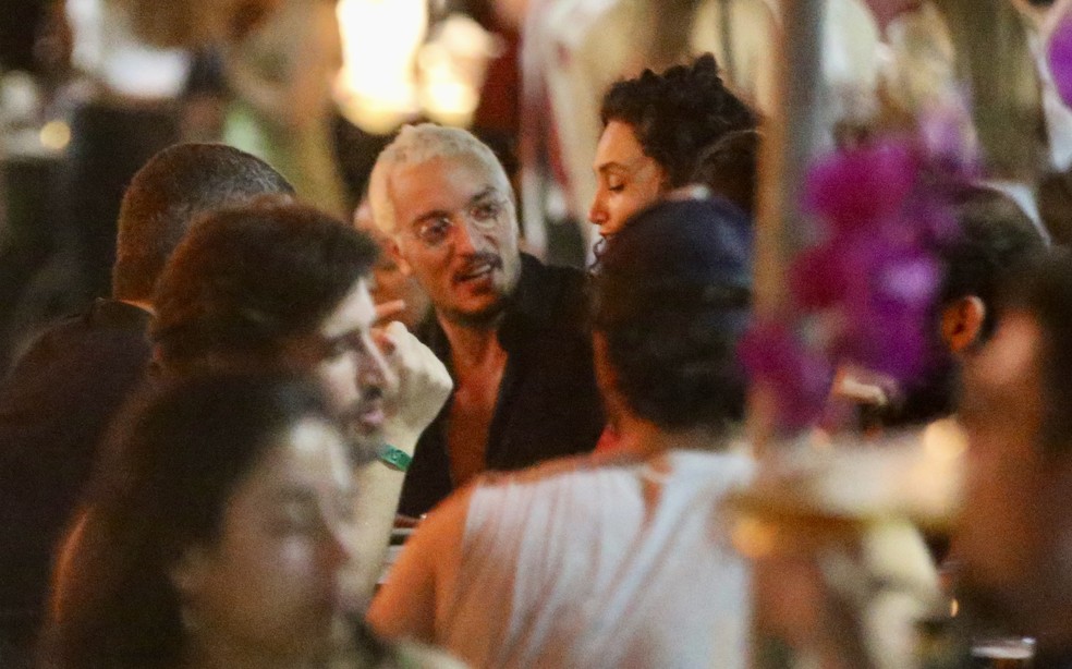 Débora Nascimenro e Allan Souza Lima são fotografados juntos em bar no Rio — Foto: Thiago Martins/AgNews