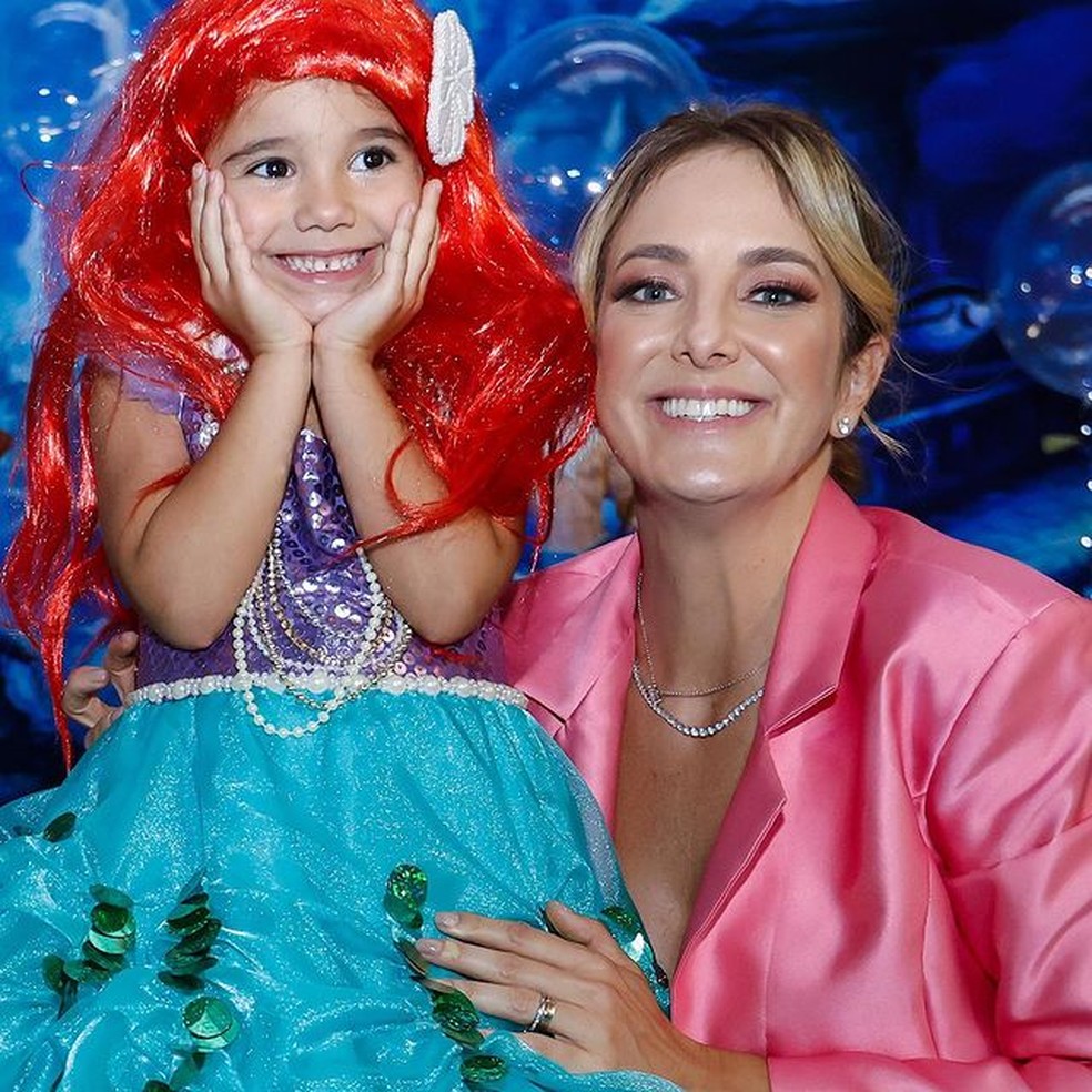 Ticiane Pinheiro posa com Manu, vestida de Pequena Sereia, na festa de 4 anos da caçula — Foto: @catiaherreraemarcelovita