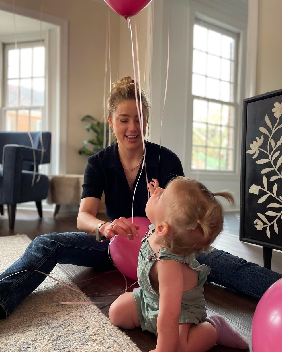 Amber Heard e a filha, Oonagh — Foto: Reprodução / Instagram
