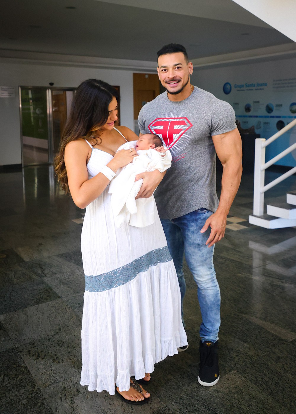 Felipe Franco e Inaê Barros deixam a maternidade com Vitor nos braços
