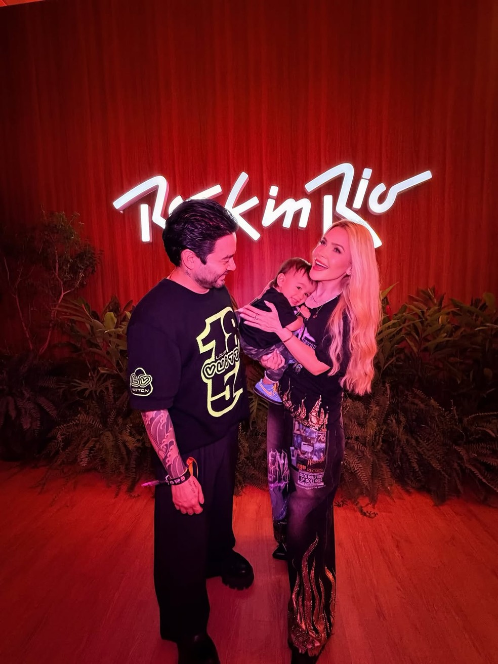 Yudi Tamashiro e Mila Braga com o filho, Davi Yudi, no Rock in Rio — Foto: Reprodução/Instagram