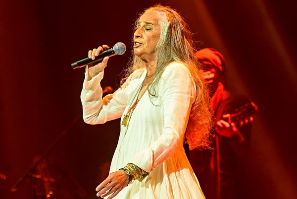 Famosos prestigiam show intimista de Maria Bethânia em São Paulo