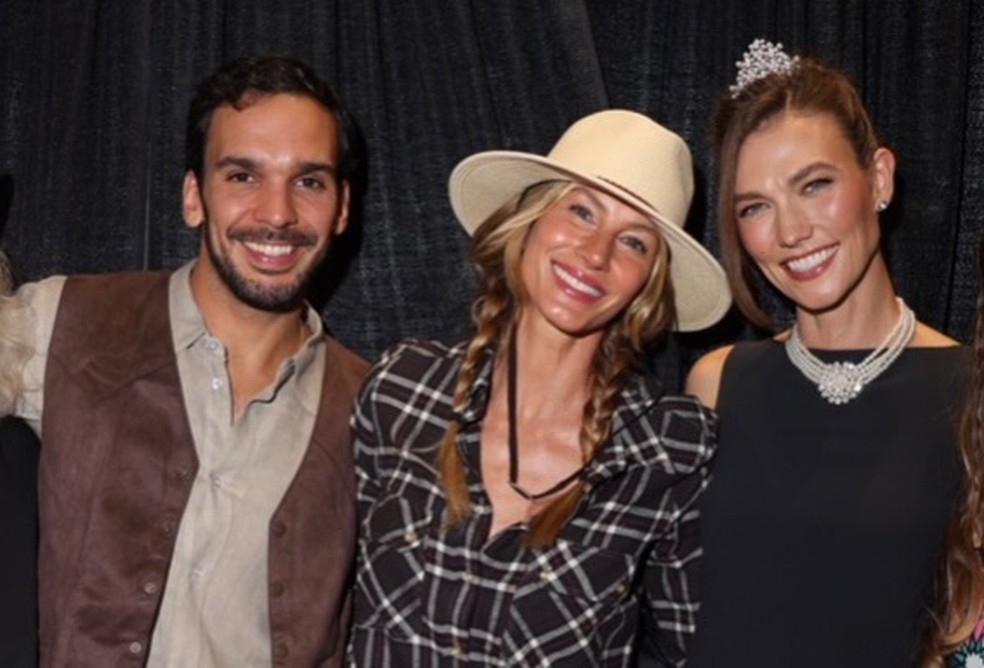 Gisele Bündchen entre Joaquim Valente e Karlie Kloss — Foto: Reprodução / Instagram