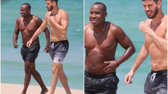 Thiaguinho e Bruninho se refrescam em dia de praia no Rio; fotos