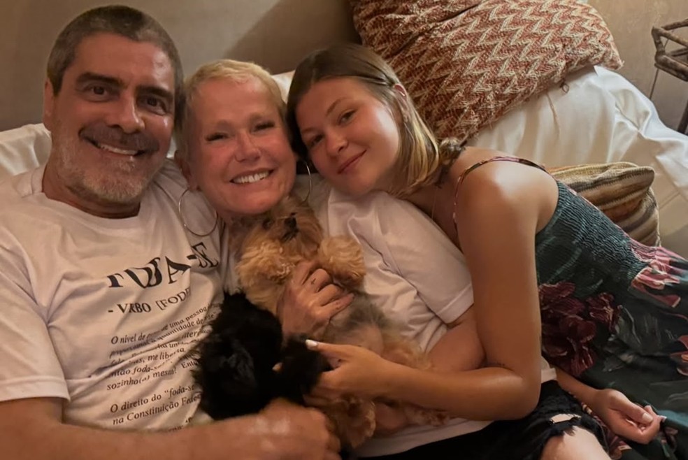 Junno Andrade, Xuxa e Nikki Meneghel na casa da apresentadora em Angra dos Reis — Foto: Reprodução/Instagram
