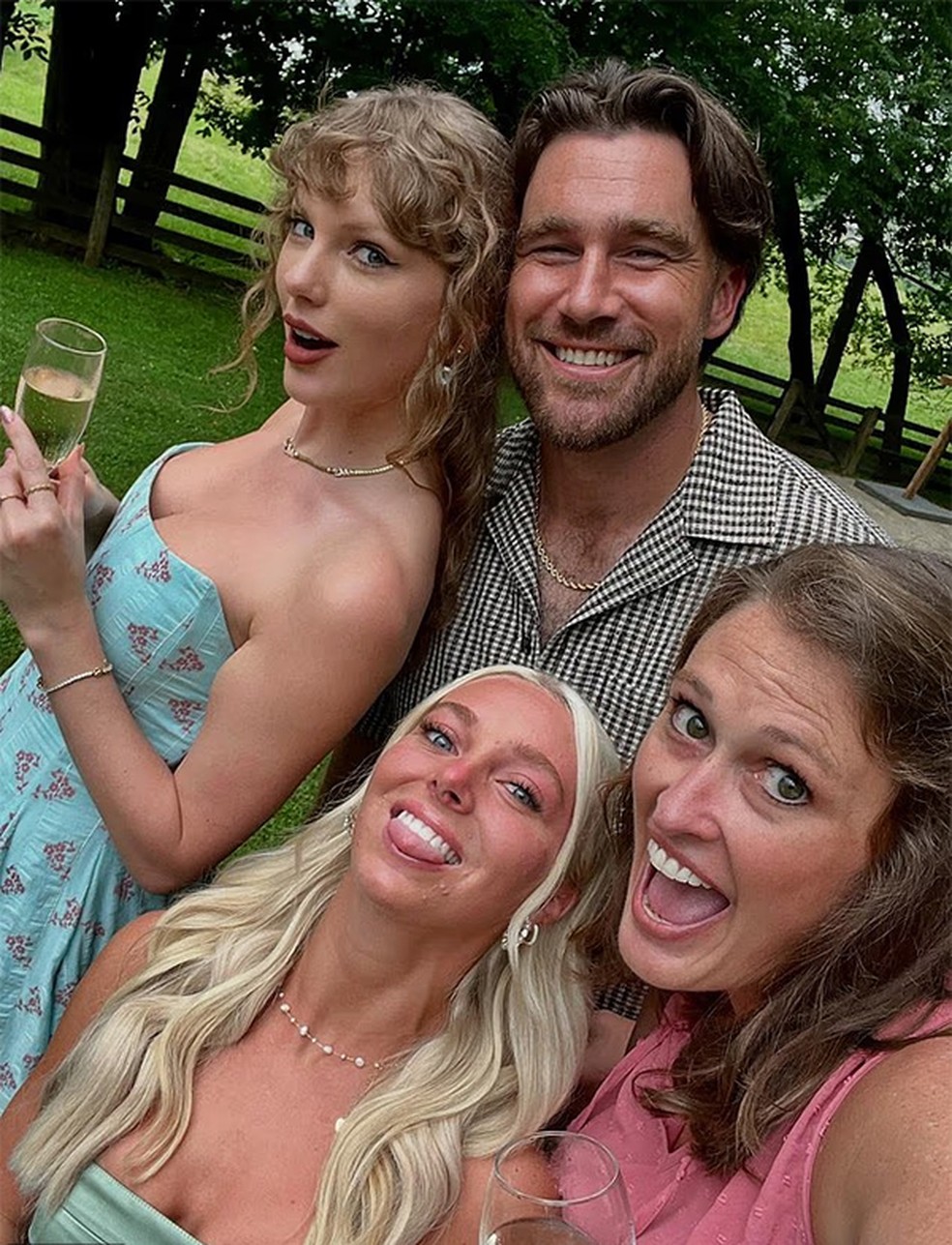 Taylor Swift e Travis Kelce em festa de casamento — Foto: Reprodução/Instagram