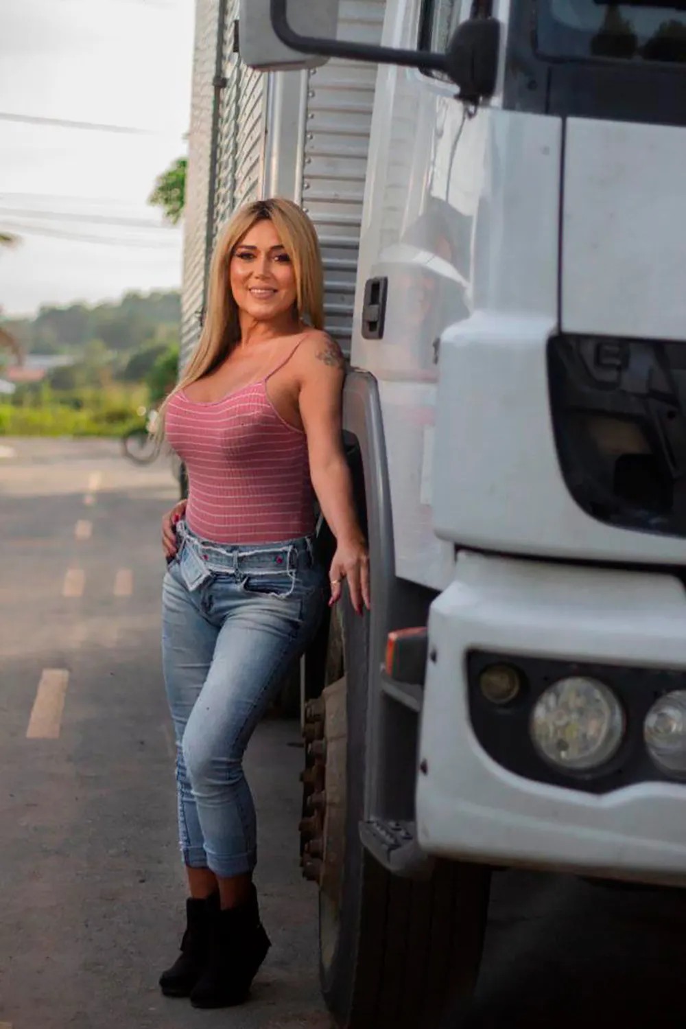 Rainha de escola de samba trans mostra rosto roxo após feminização ...