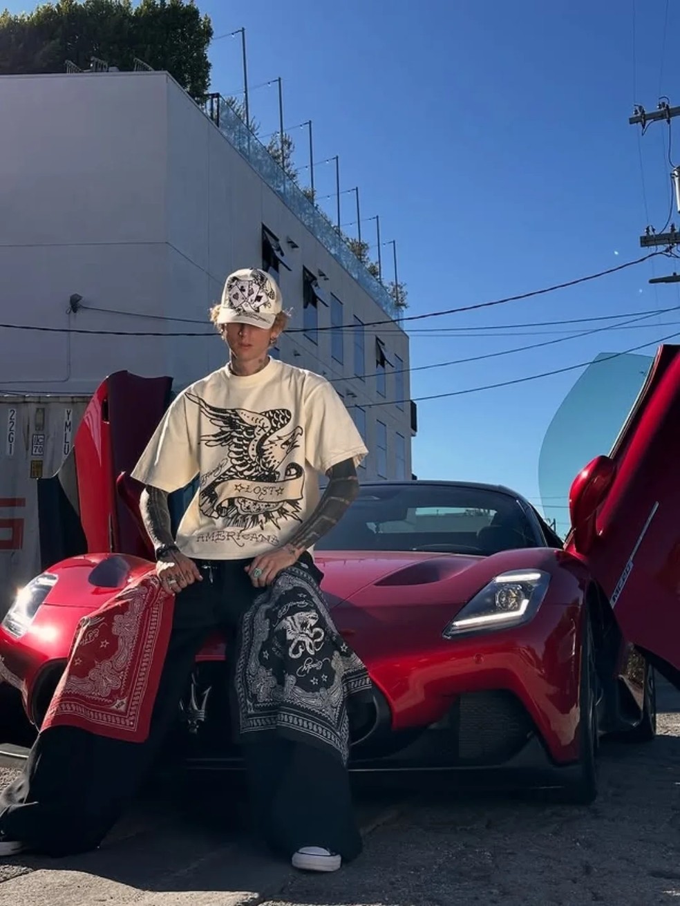Machine Gun Kelly, conhecido como MGK, com seu carro Maserati MC20 vermelho — Foto: Reprodução/Instagram