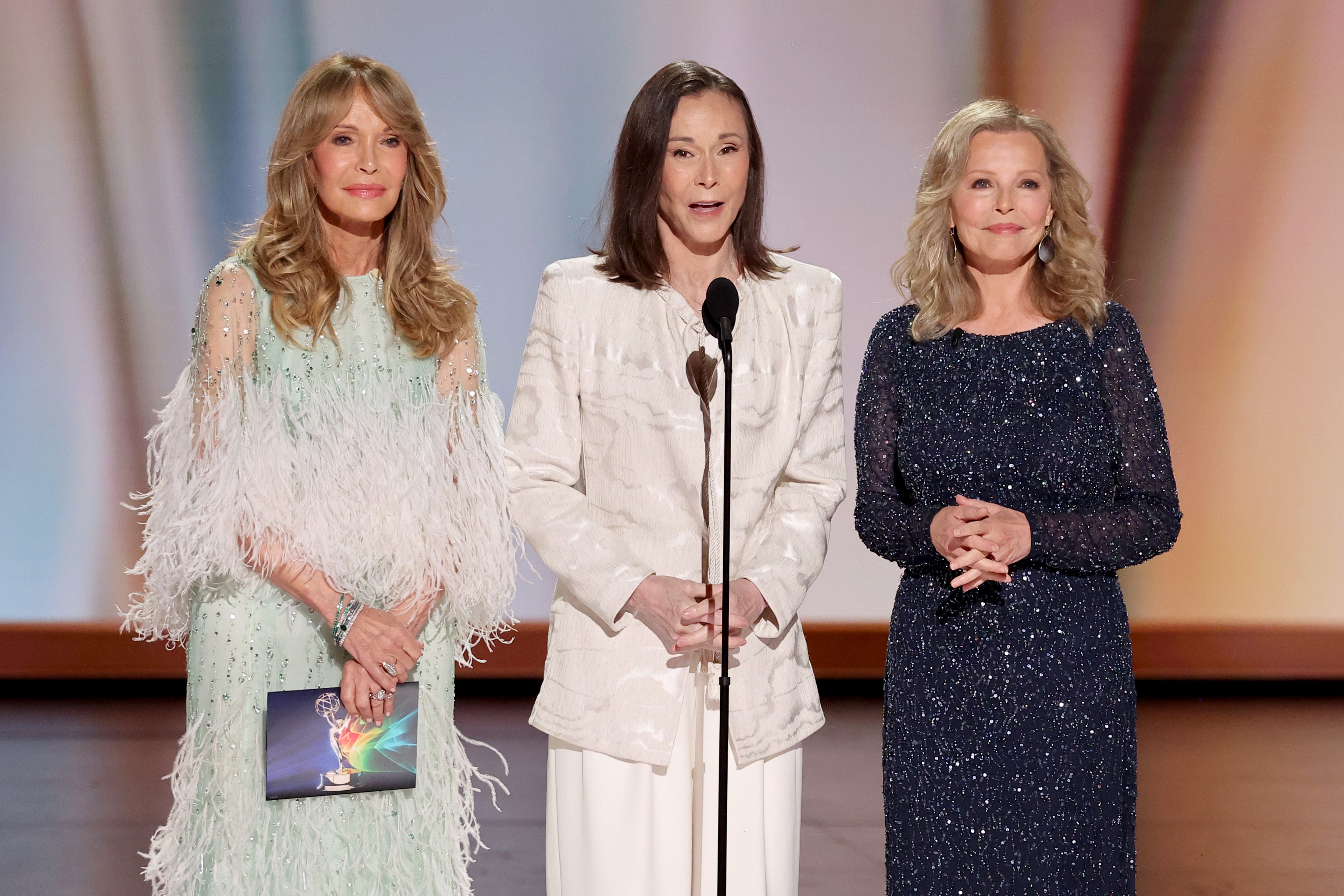 Musas da série 'As Panteras' brilham no palco do Emmy 2026