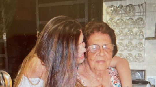 Izabela Cunha, ex-noiva de Luan Santana, lamenta a morte da avó: 'Meu anjo'