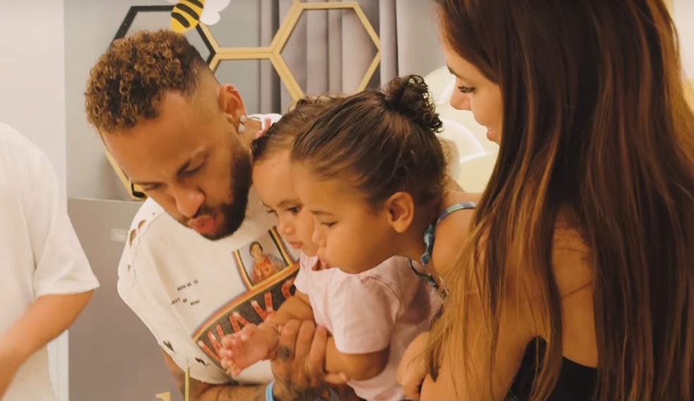 Bruna Biancardi mostra aniversário de Mel após eliminação do Brasil na Copa — Foto: Reprodução/YouTube